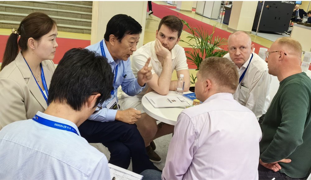 Общение на месте проведения выставки «Металлургическая проволока и трубы 2024» в России