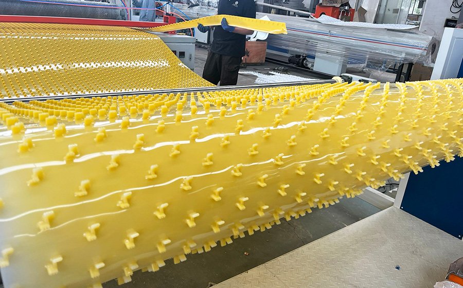 Qingdao Aorui Plastic Machinery Co.,ltd Успешно разрабатывает новую линию по производству пластиковых листов, стимулируя инновации в отрасли