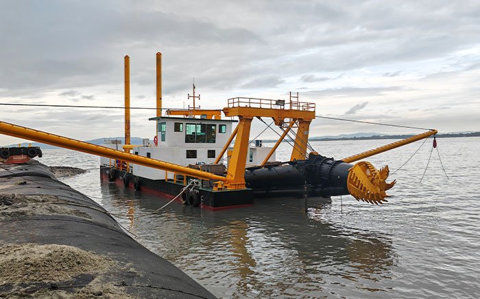 _0006_4000 m3h cutter suction dredger sand mining work in Malaysia