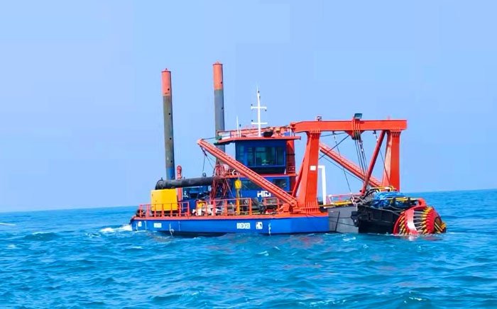 _0005_6000m3h capacity cutter suction dredger working in the sea