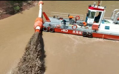 HID dredgers are operating efficiently at the expansion site of a large-scale deep-water port.