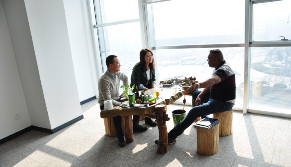 Receive the visits of customers from South Africa