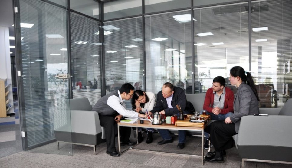 The customer came to our company to sign a cooperation agreement