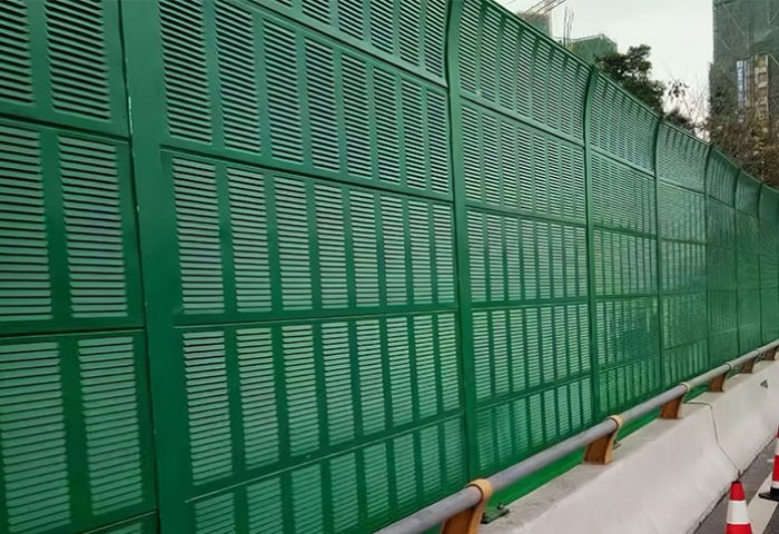 Шумозащитный барьер на шоссе