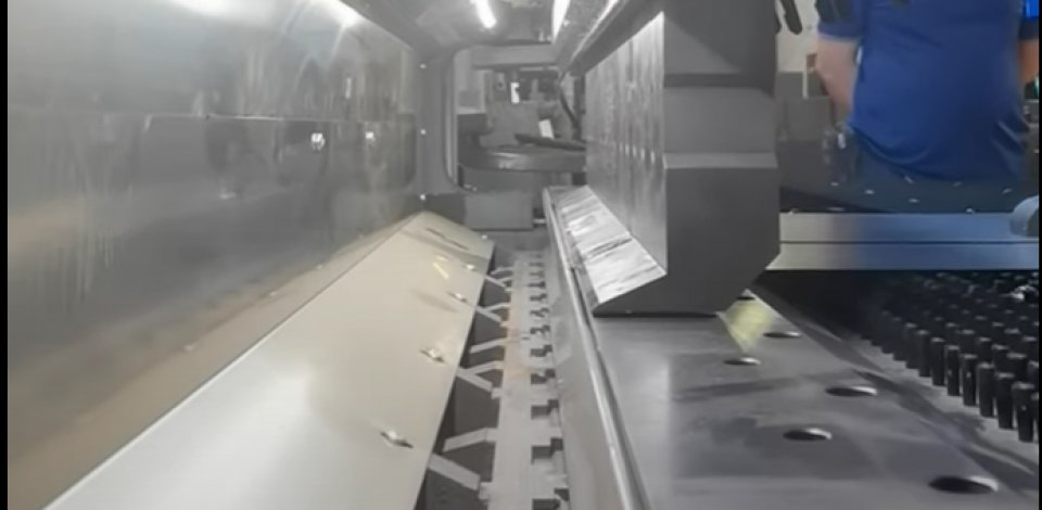 1500-мм панельный гибочный станок для крышек аккумуляторных ящиков