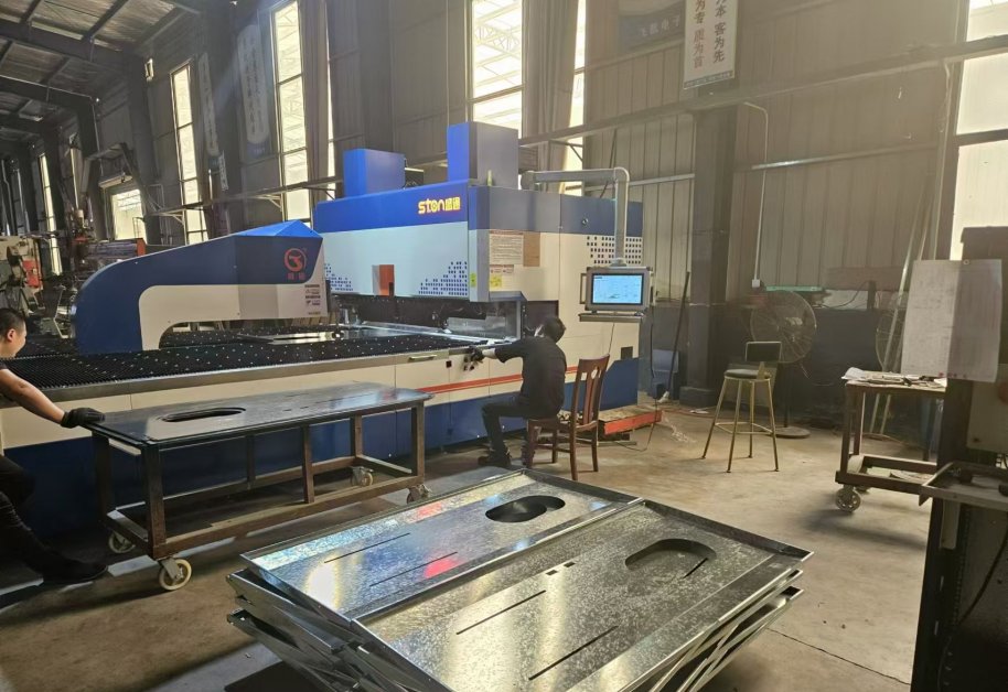 Преимущества гибочных станков для повышения эффективности и качества производства электрошкафов